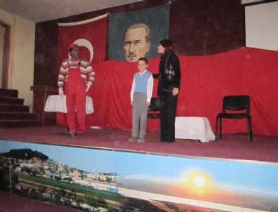 CENGIZ TOPEL İLKÖĞRETIM OKULU - Ücretsiz Tiyatroya Öğrencilerden Büyük İlgi