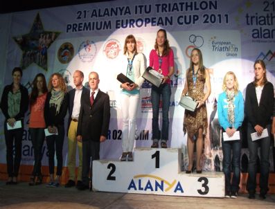 Uluslararası Triatlon Yarışlarında Dereceye Girenlere Ödülleri Verildi