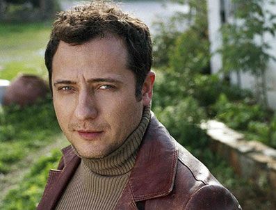 GIRIT - Yiğit Özşener: Yakışıklılık avantaj