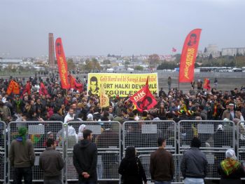 KAZLıÇEŞME - Bdp’liler Kck Operasyonlarını Kazlıçeşme’de Protesto Ediyor