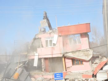 RAMAZAN FANI - Erciş`te Hasarlı Binalar Yıkılıyor