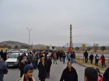 MEHMET GENÇ - Mahallelerine Özel Halk Otobüsü Girmeyen Vatandaşlar Eylem Yaptı