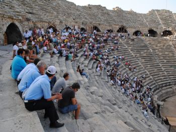 Side`de Roma Döneminde Olduğu Gibi Önemli Kararlar Antik Tiyatroda Alınıyor