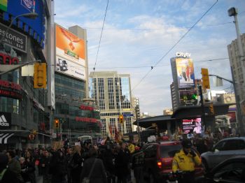 İRANLıLAR - Toronto`daki Protestocular Belediye Binasına Yürüdü