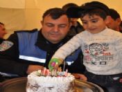 Depremzede Emir'e polisten doğum günü