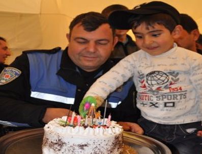 Depremzede Emir'e polisten doğum günü