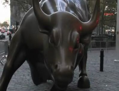 WALL STREET - Protestocular, Wall Street'in simgesini hedef aldı