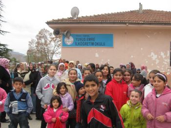 MEHMET ÜNLÜ - Kapatılan Okulun Öğrenci ve Velileri Protesto Yürüyüşü Yaptı