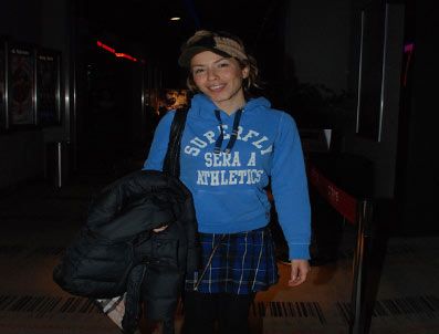 ALACAKARANLıK - Burcu Güneş sinema keyfinde