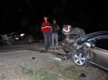 HAMZA KAYA - İki Araç Kafa Kafaya Çarpıştı: 1 Ölü, 3 Yaralı