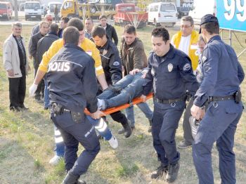 Kaza Yapan Üniversite Öğrencileri Ölümden Döndü