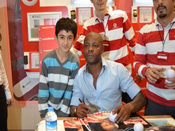 PASCAL NOUMA - Pascal Nouma Hayranlarına İmza Dağıttı