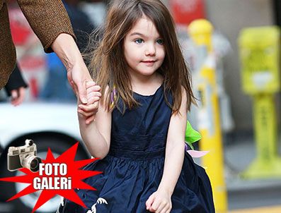 KATİE HOLMES - Suri yazar oluyor!