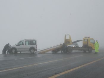 Yoğun Sis ve Buzlanma Bitlis`te Kazalara Yol Açtı