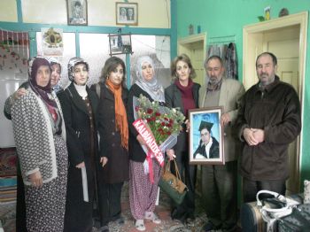 UZUNLU - Ak Parti`li Kadınlardan Depremde Hayatını Kaybeden Öğretmenin Ailesine Ziyaret