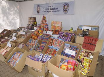 Antalya`da 87 Bin 245 Adet Yanıcı ve Patlayıcı Malzemeye El Konuldu