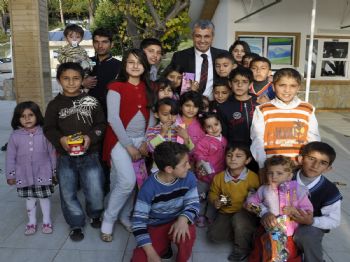 Başkan Sözen, Depremzedeleri Ziyaret Ederek Çocuklara Oyuncak Dağıttı