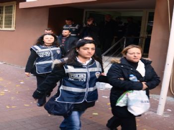 İzmir Belediyesi`ne Yönelik Operasyonda Gözaltına Alınan 20 Kişi Adliyeye Sevk Edildi