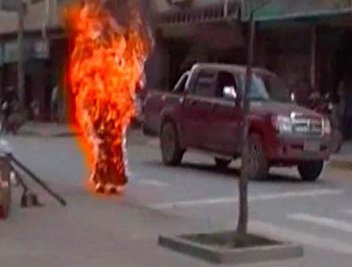 BUDIST - Kadın rahibe protesto için sokak ortasında kendini yaktı