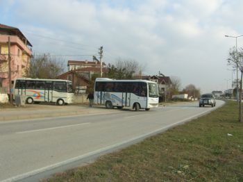 Konuralp İlköğretim Okulu Giriş Çıkışları Tehlike Oluşturuyor