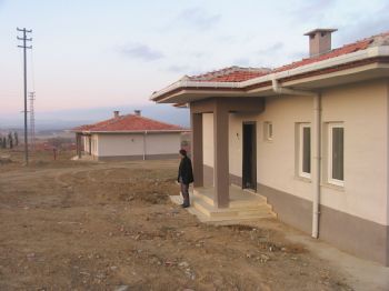 Konutlar Teslim Edilmedi, Depremzedeler 4 Yıldır Hasarlı Evlerde Oturuyor