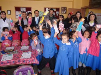 FIKRET ÇELIK - Öğretmenlere Çiçek, Okula Kütüphane, Öğrencilere Oyuncak Dağıtıldı