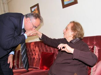 Başkan Güzelbey, İlkokul Öğretmenini Ziyaret Etti