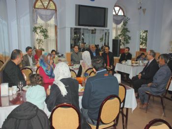 AHMET CENGIZ - Depremzedelere Vali Cengiz`den Kahvaltı