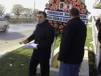 Ezgi ve Didem İçin Yola Gül Döktüler