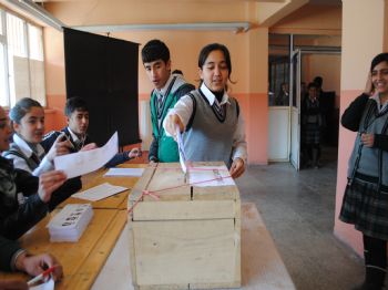 Hakkari`de Okul Başkanlık Seçimi İçin Öğrenciler Sandığa Gitti