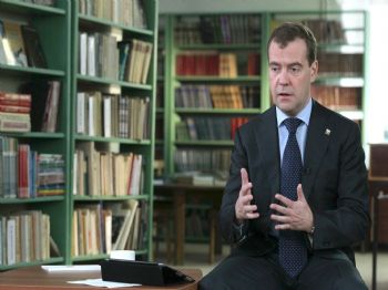 Medvedev çocuklarla dans etti, ABD'ye yüklendi