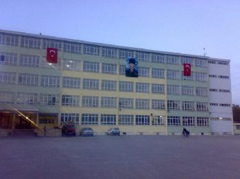 UĞUR YIĞIT - Öğrencilerin Teneffüsteki Su Şakası Kanlı Bitti:1’i Ağır 3 Yaralı