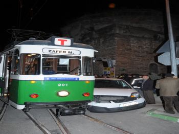 Otomobil Tramvaya Çarptı, Vatandaş Şaştı Kaldı