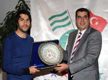 ERKAN KAMAT - Bursa`da Ayın Futbolcusu Adem Koçak Ödülünü Aldı