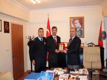 NECIP UYSAL - Çalınan 7 Kilo Altınını Kurtaran Polis Teşkilatına Otomobil Bağışladı