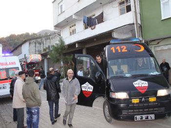 Evde düşerek yaralanan hasta, 15 kişinin yardımıyla hastaneye kaldırıldı