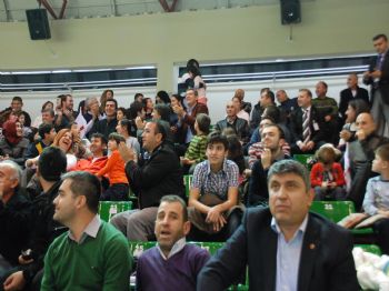 Seyirci Desteği İle Sevdiğine Evlenme Teklifi Etti