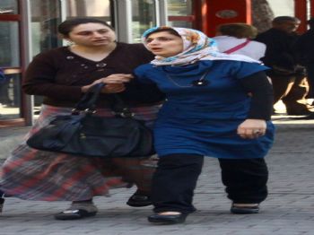 Şizofren Baba Önce Kızının, Sonra Kendi Bileklerini Kesti