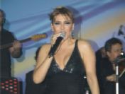 Gülben Ergen İzmir'de güzelliğini tasdikledi