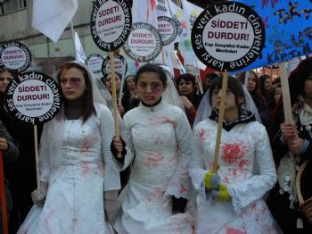 BIRSEN KAYA - Kadına Şiddete Kanlı Gelinliklerle Protesto