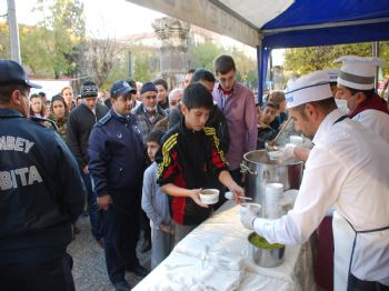 KÜRŞAD TÜZMEN - Şahinbey`de 100 Bin Kişiye Aşure İkramı