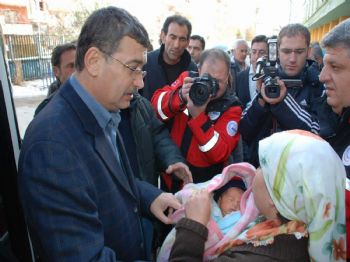 RAMAZAN SEÇILMIŞ - Şanlıurfa, Yardımları Van`a Ulaştırdı