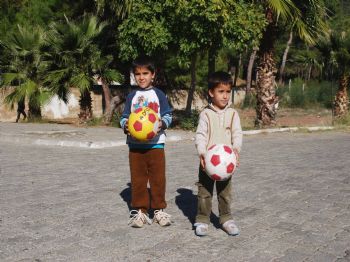 Beşiktaş Taraftarları Vanlı Depremzedeleri Duygulandırdı