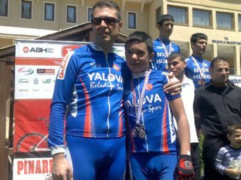 KADİR YILDIRIM - Bisiklet Takımının Milli Sporcularına Araba Çarptı