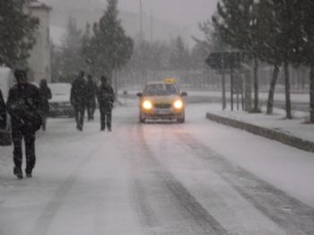 Bayburt'ta Kar Yağışı Etkili Oluyor