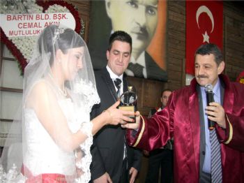 Evlenenlere Belediyeden Tek Taş Hediyesi