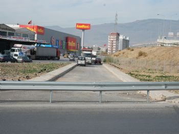 Karayolları İzmir Büyükşehir'in İki İllegal Yolunu Daha Kapatmış