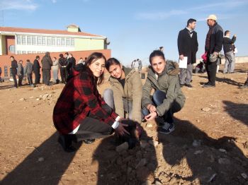 Kardeş Okul Bahçesine 500 Fidan Diktiler