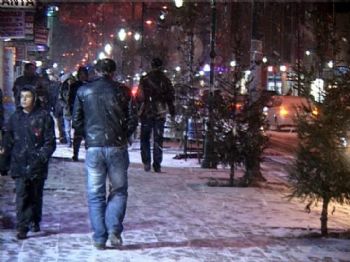 Kars'ta Akşam Başlayan Kar Yağışı Etkili Oldu