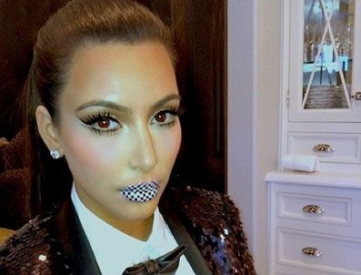 KARDASHİAN - Kim Kardashian'ın ekoseli dudakları